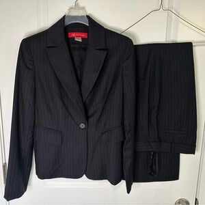 Anne Klein ladies pants suit black with blue/gray pinstripes size 4